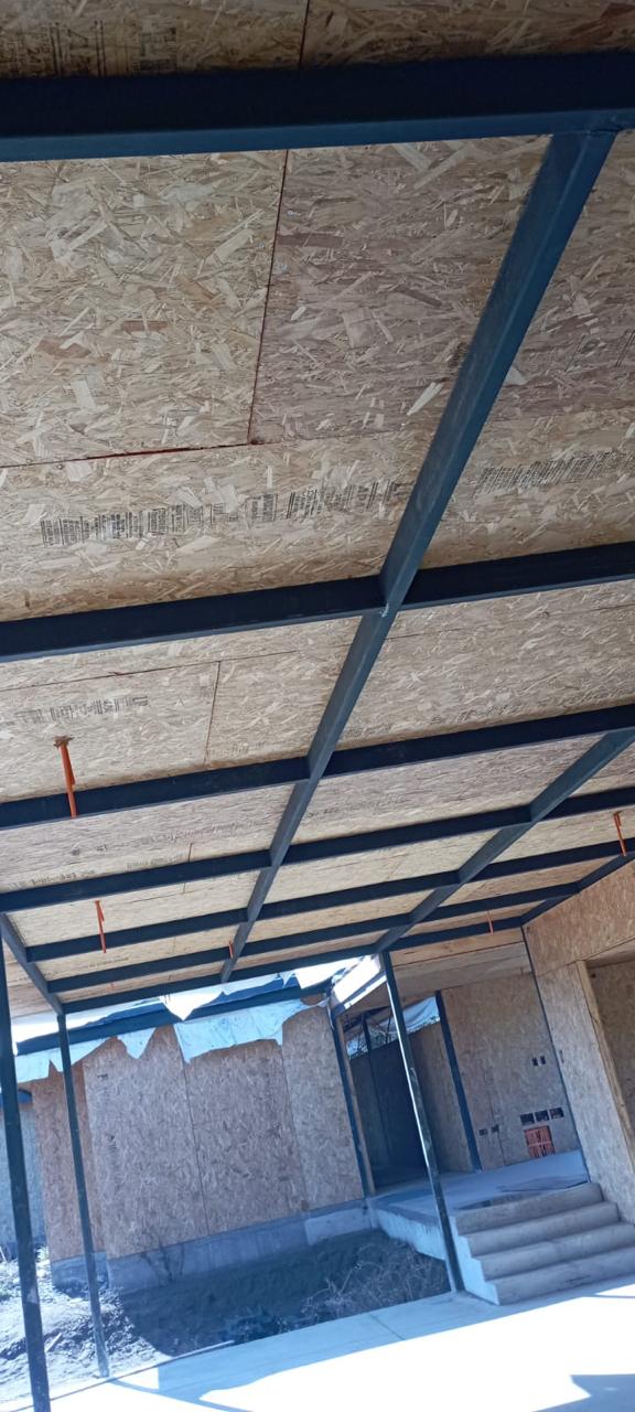 Detalle de techumbre metálica