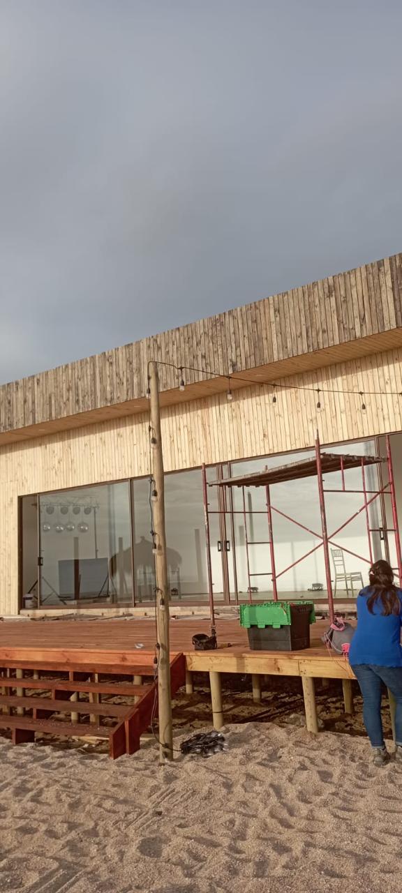 Fachada en madera durante la obra