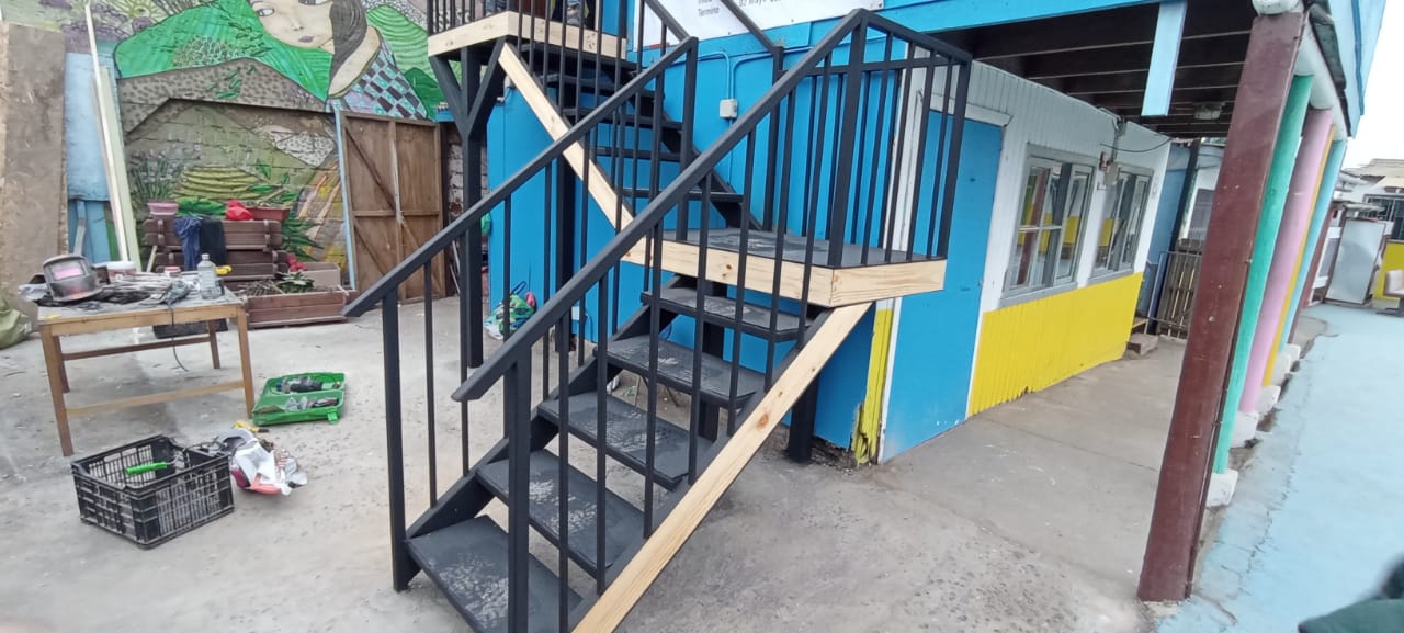 Escalera metálica en montaje