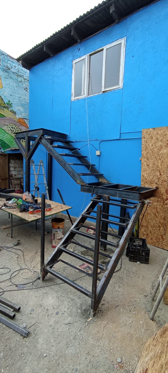 Escalera de estructura metálica en taller